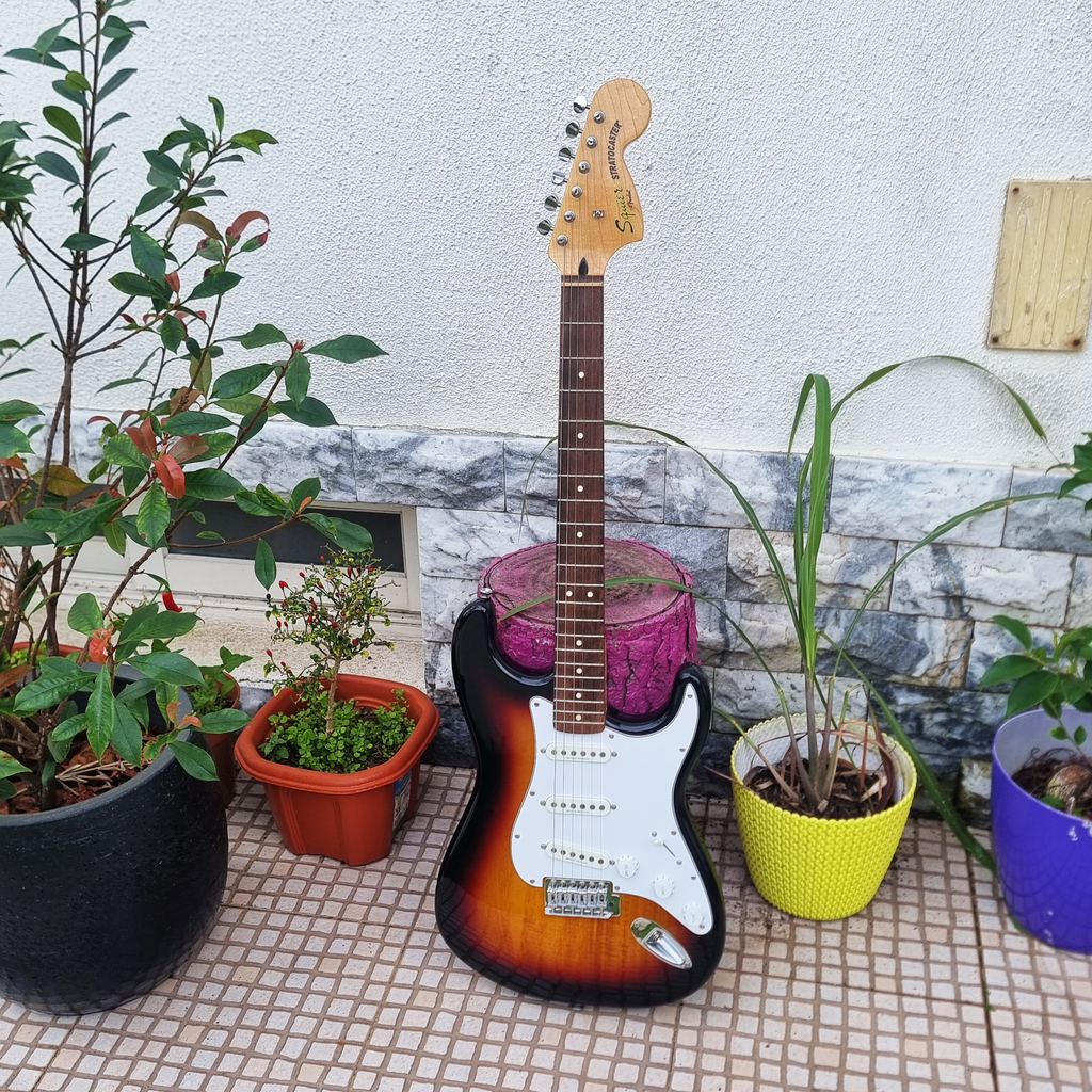 Guitarra Squier Standard Stratocaster