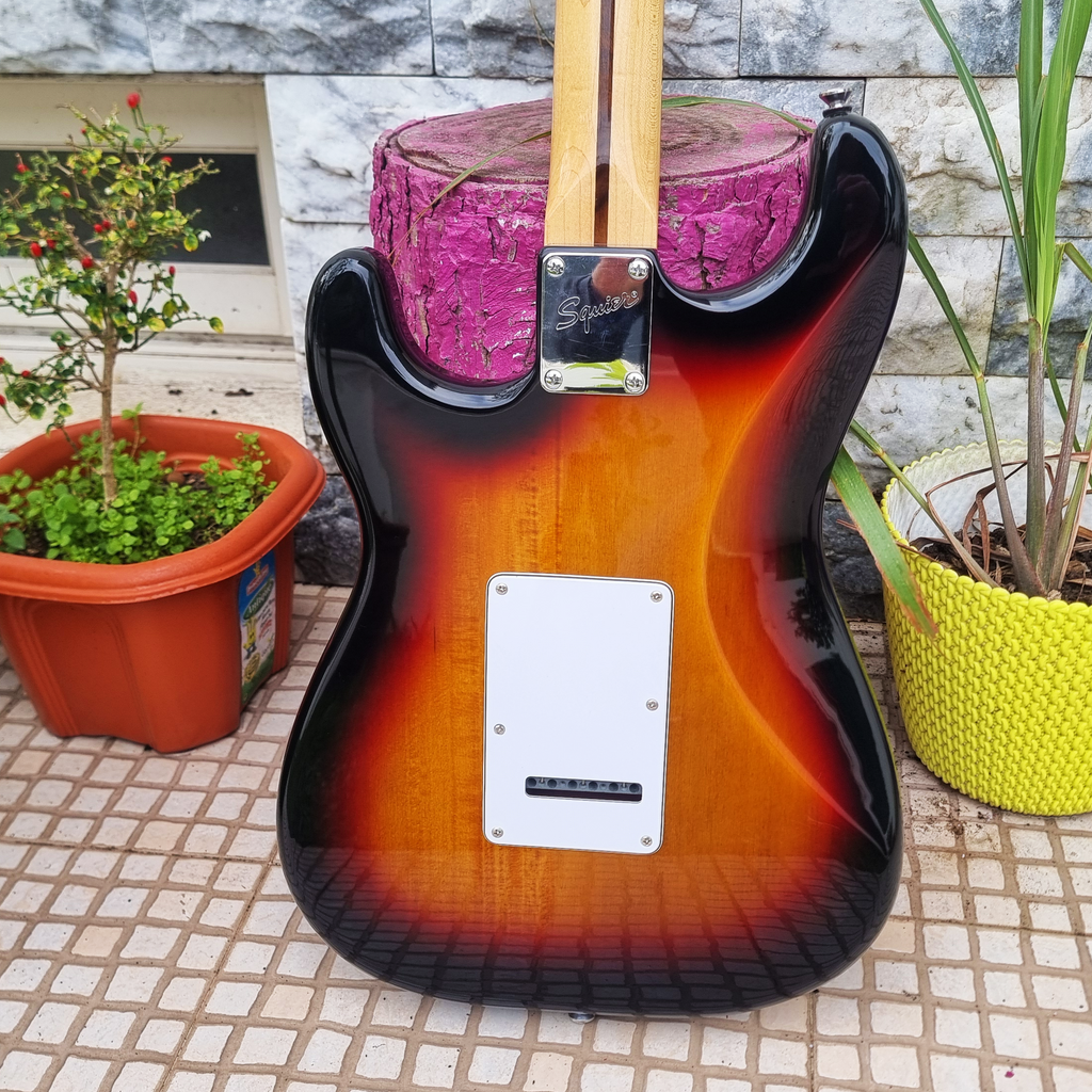 Guitarra Squier Standard Stratocaster